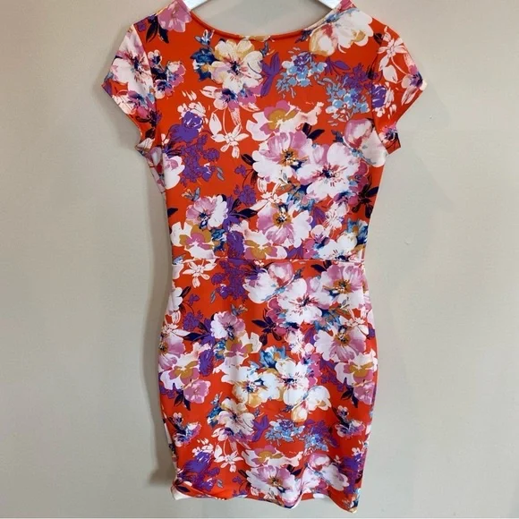 Gilli Red Floral Dress Medium wedding attire stretch fitted - Picture 5 of 5